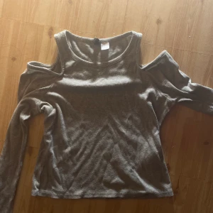 Tröja  - En  tröja ifrån hm som e lite öppen på axlarna är en M knappt använd 😋