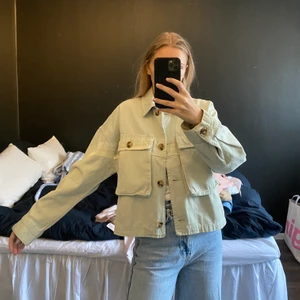 Oversized jeansjacka  - Oversized jeansjacka från Zara, bra skick, frakt tillkommer 💃🏼