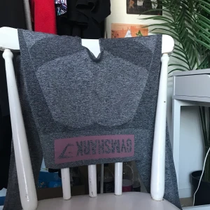 Gymshark tights  - Gymshark tights i nyskick!! Använda ett fåtal gånger men har vuxit ur dem då jag gått upp i vikt haha. Kan mötas upp annars står köparen för frakten💖