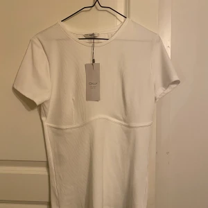 Ribbad topp ONLY - Fin vit ribbad topp från only. Helt ny, oanvänd med prislapp kvar. Köparen står för frakt, 22kr