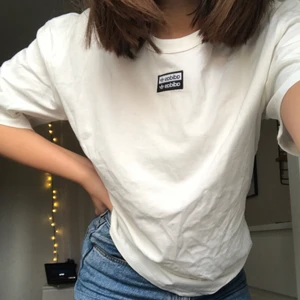 Adidas t-shirt i nyskick - Knappt använd t-shirt från Adidas hemsida! Sitter snyggt oversized från S-M!