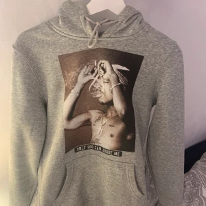 Hoodie 2pac i storlek xs - Hoodie från junkyard med texten ”only god can judge me”. Inte använd så många gånger dock är snörena ganska slitna. Kan dock byta ut dem lätt om så önskas. Budgivning om det blir för många intresserade. Tjockt material och mjuk på insidan. Köpt ny för 500. 
