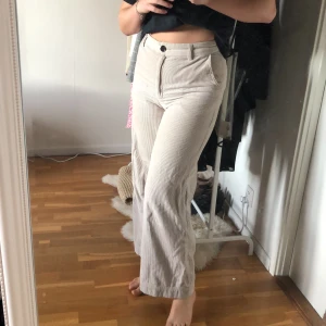 Manchester byxor - Vida, snygga och bekväma Manchester byxor i beige från Monki😍