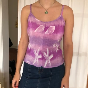 Plisserat sommarlinne - Så fin lila topp med snäckor och sjöstjärnor på🐚🐚💜💜 passar XS-L, beror på om man vill ha det tight eller inte. Möts upp på Södermalm annars står köparen för frakt 💕✨