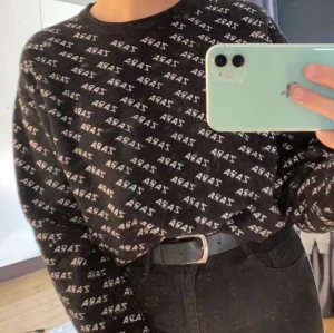 Tröja från Zara i storlek M - Fin tröja från Zara i storlek M, använd fåtal gånger och i fint skick. Väldigt skön och sitter lite oversized på mig som är 162 cm lång. Kan bli budgivning om många är intresserade. Köparen står för frakten!!💞