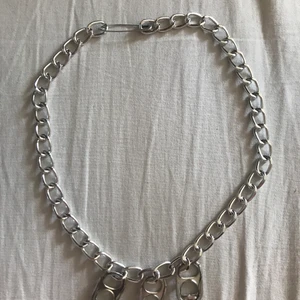 Kedja  - Hand gjord kedja med säkerhetsnål och ”kapsyler”