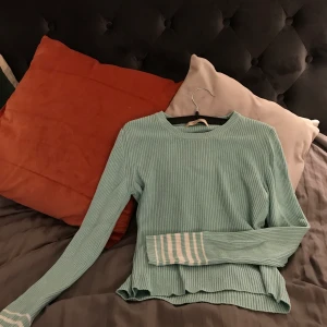Turkos tröja strl M (sitter som S) - Ljus turkos, ribbad, tajt, tunn tröja från Pull&Bear i mycket gott skick. Köpt på Pull&Bear i M.O.S för ca ett år sedan. Använt runt 6-7 ggr. Relativt kort i midjan men definitivt inte en magtröja. 