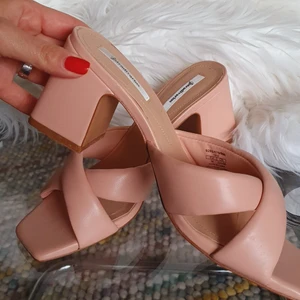 Stradivarius - Stradivarius tofflor. Som nya är, de bara bärs en gång.