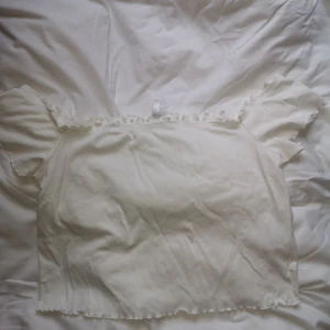 Vit offsholder topp -  köpt på hm. Ganska liten men passar nog alla under XL 