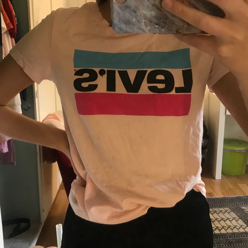 En jättefin ljusrosa Levis t-shirt 💗💗Den är som ny, Max använd 2ggr. . T-shirts.