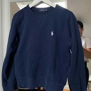 Ralph Lauren stl S - Säljer denna superfina Ralph Lauren sweatshirt då jag har dubbletter. Tröjan är i stl S men sitter lite oversized. Jättefint skick! Kan bjuda på frakten vid smidig affär❤️