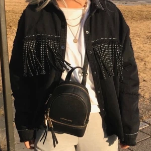 Zara jacka strl Xs - Säljer denna underbara jacka från Zara. Skitsnygg, men kommer inte till användning då jag har så många jackor. Har inte ens använt 5 gånger så den är i nyskick. Bild 1 och 2 är lånade från Google. Den är strl XS men oversize så passar bra på mig som brukar ha S. Kostar 559 kr nypris. Jag skickar gärna fler bilder vid intresse!