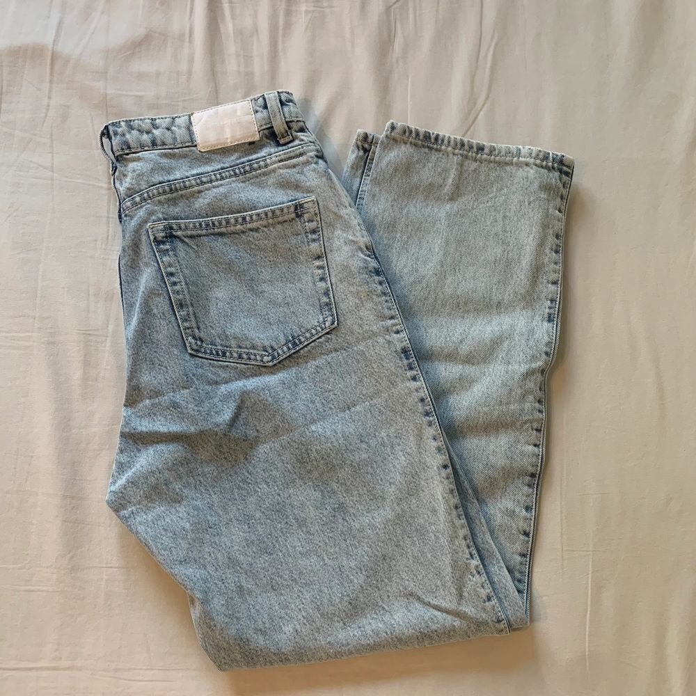 Weekday Jeans i modellen Rowe, köpta för ett halv år sen dock använda max 2 ggr, säljer pga de är för små. Jeans & Byxor.
