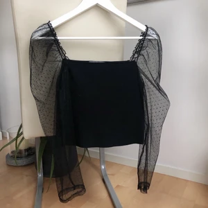 Jättefin festtopp från Zara - Topp från Zara som varit slutsåld jättelänge. Passar alla storlekar från S till L. Jag är en S men L sitter jättefint och tajt på mig tack vare stretchigt material.