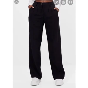 Kostymbyxor - Säljer dessa sköna och snygga kostymbyxor från Asos köpte här på Plick men passade inte mig riktigt. Storlek 36/S använda 1 gång! Köparen står för frakten. Djur/rökfritt hem 