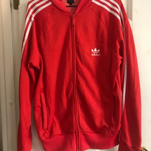 Adidas tracksuit jacket - Använd men i väldigt gott skick! Inga fel, fläckar eller missfärgningar.