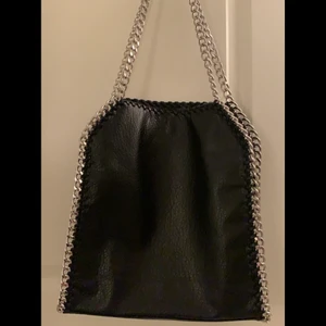 Kedjeväska - Jag säljer nu min pricilla väska från tiamo! Jag köpte den på Scorett i somras och jag har bara använd väskan 3 gånger (den är som ny). Väskan är inköpt för 550kr. väskan är även slutsåld! Skriv gärna ifall ni vill ha fler bilder på väskan 💗 frakten ingår i priset! 