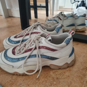 Sneakers med glitter detaljer - Balla sneakers med glittriga detaljer! Fått mycket komplimanger när jag har på mig dem men tyvärr sitter dem lite för tajt om mina fötter🌟