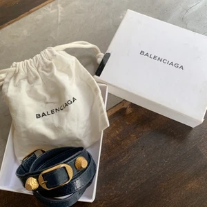 Balenciaga armband  - Säljer mitt mörkblåa balenciaga armband med gulddetaljer för att jag kände att det var dags för någon annan att använda det mer än vad jag gör. 