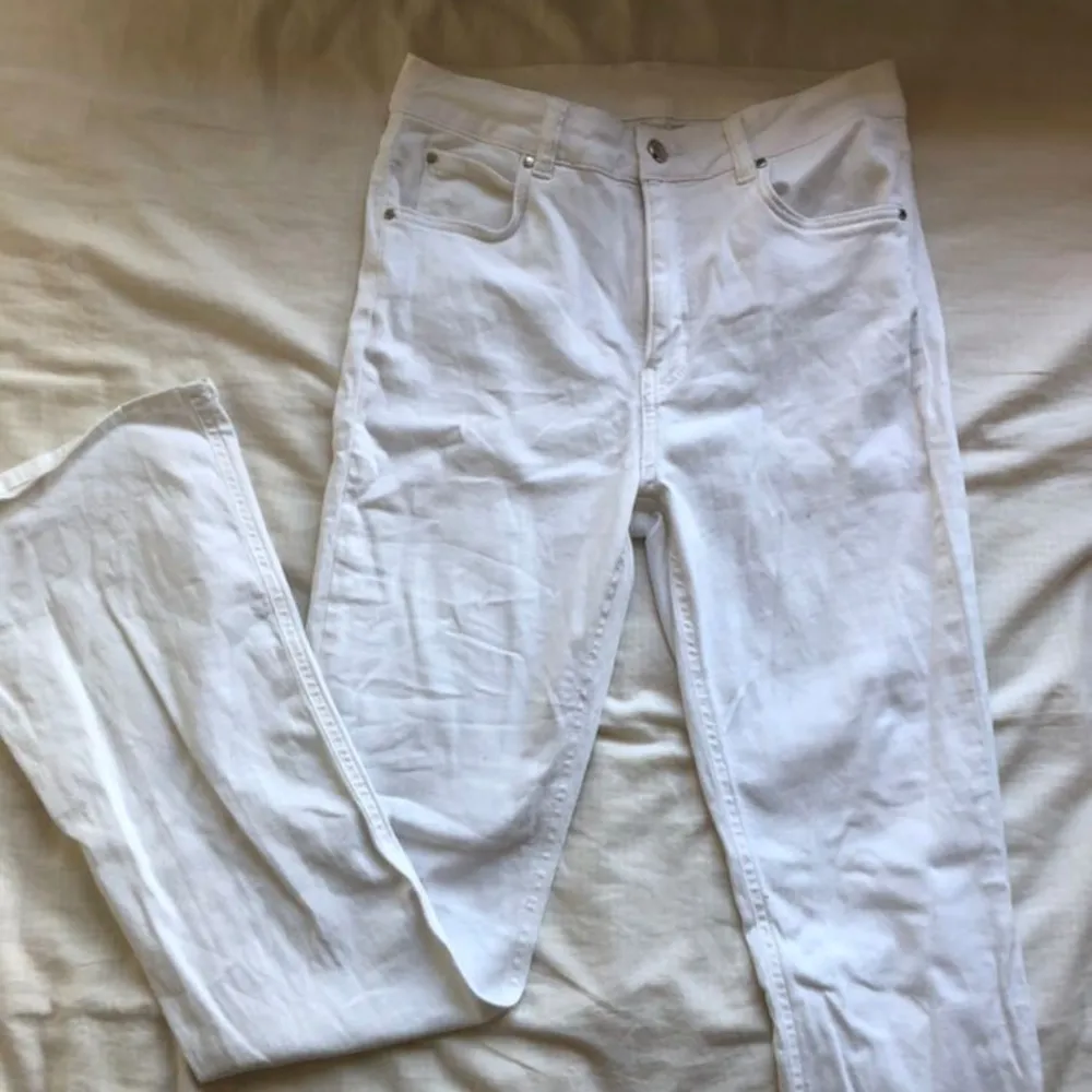 Vita bootcut jeans från gina                                     storlek l men passar bra på mig som vanligtvis har m    bra skick                                                                          100kr, frakt tillkommer                                             kontakta mig för fler bilder eller frågor ❤. Jeans & Byxor.