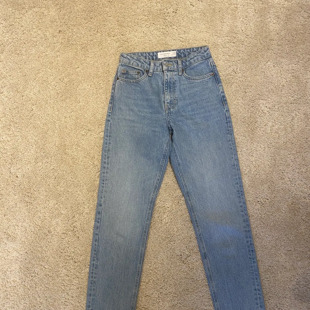 Superfina, helt nya jeans från topshop som tyvärr är för små för mig😩 nypris 400kr men säljer för 250kr💜 . Jeans & Byxor.