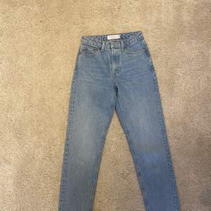 Superfina, helt nya jeans från topshop som tyvärr är för små för mig😩 nypris 400kr men säljer för 250kr💜 