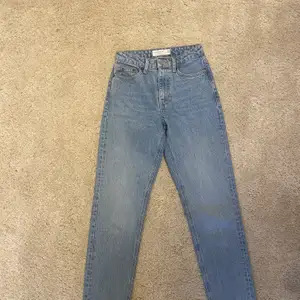 Superfina, helt nya jeans från topshop som tyvärr är för små för mig😩 nypris 400kr men säljer för 250kr💜 
