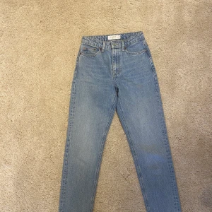 TopShop Straight Leg Jeans w24 l34 - Superfina, helt nya jeans från topshop som tyvärr är för små för mig😩 nypris 400kr men säljer för 250kr💜 