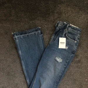 Helt nya jeans  - Jätte fina flare jeans från bershka. Helt oanvända, lappen kvar. Säljer pågrund av att jag råka beställa två. Nypris 399kr. Frakt på 60kr tillkommer.