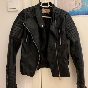 Skinnjacka  - En svart skinnjacka (inte äkta läder) från Chiquelle. På lappen står det 38 men är lite i storleken så passar bäst 36. Hör av dig om du har någon fråga! 