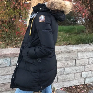 Parajumpers long bear - En superfin varm vinterjacka från parajumpers i modellen long bear. Använts 1 vinter och är i bra skick. Har en liten skavank i luvan och dragkedjan som knappt märks (skriv för bild). Buda ifrån 2 000💕  