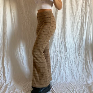 Superfina byxor! - Mönstrade byxor som passar perfekt nu till höst! På mig som byxorna passar: midja 66 Höft: 80 Gren till midja: 27! Om fler är intresserade så sker budgivning ❤️ startpris 100kr