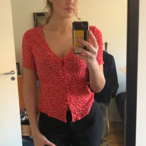 Söt topp - Den ser lite skrynklig ut men det brukar den inte vara, man kan knäppa upp knapparna 