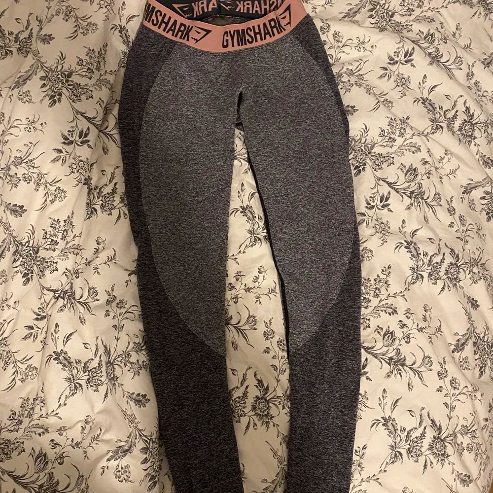 Säljer mina gymshark taights pga för liten storlek. Användt de några få gånger så dem är i väldigt bra skick överlag.  300kr + frakt. . Jeans & Byxor.