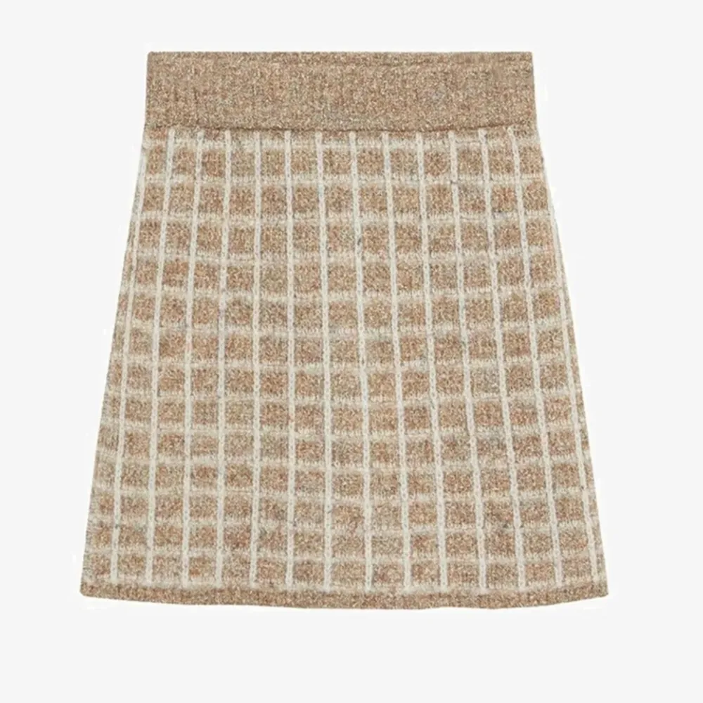 Ny och oanväd kjol inköpt för 399kr från Mango. Säljer tillhörande kofta, se i min profil🦋. Kjolar.