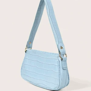 Axelremsväska  - Säljer en av mina absoluta favoriter i garderoben. Väskan är köpt på shein för cirka ett halvår sedan. Vet inte om den fortfarande går att hitta. Väskan är i bra kvalite & sparsamt använd. 110kr + frakt eller högst bud  🦋 