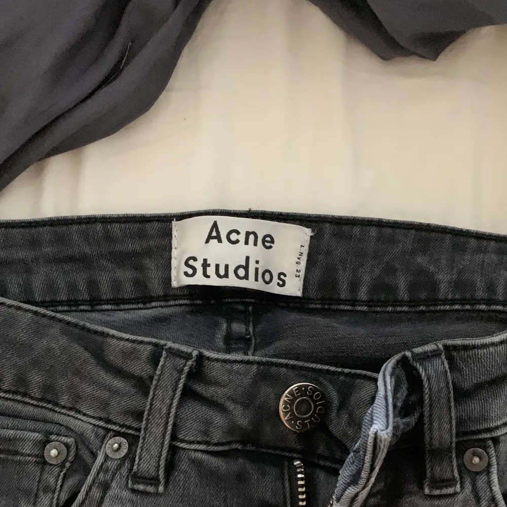 Gråa långa hyfsat lågmidjade jeans från Acne Studios med dragkedja där bak. Kan mötas upp eller frakta💕. Jeans & Byxor.