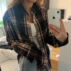 Flanell skjorta - Trendig flanellskjorta från hm man. Strl M, sitter snyggt oversized på mig som vanligtvis är S. Använd 1 gång. Perfekt inför höst/vinter!