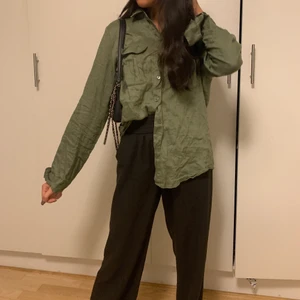Linne skjorta - Säljer denna khakifärgade linne skjortan från h&m, säljer för 75kr plus frakt 63kr 💖💚
