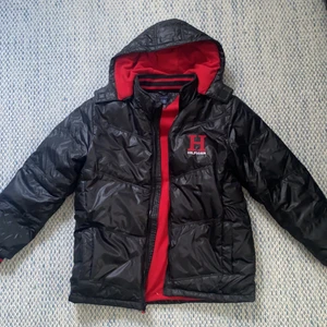 Tommy Hilfiger vinterjacka  - En superskön vinterjacka köpt secondhand i storlek XL. Väldigt skönt material på insidan och är varm så passar jätte bra under vintern. Jag är vanligtvis stl S och den sitter stort på mig så passar bättre för de med storlek M och uppåt om den ska sitta lagom. Buda gärna!💗