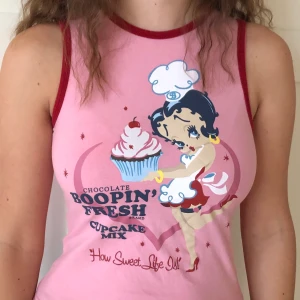 Betty Boop linne - Sött somrigt linne med Betty Boop💕 är från barnavdelningen men passar XS-S ☺️🍒 köparen står för frakt 