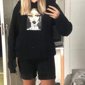 Jätte mjuk hoodie från UF företag, säljer pga att den inte är min stil längre. Som ny!