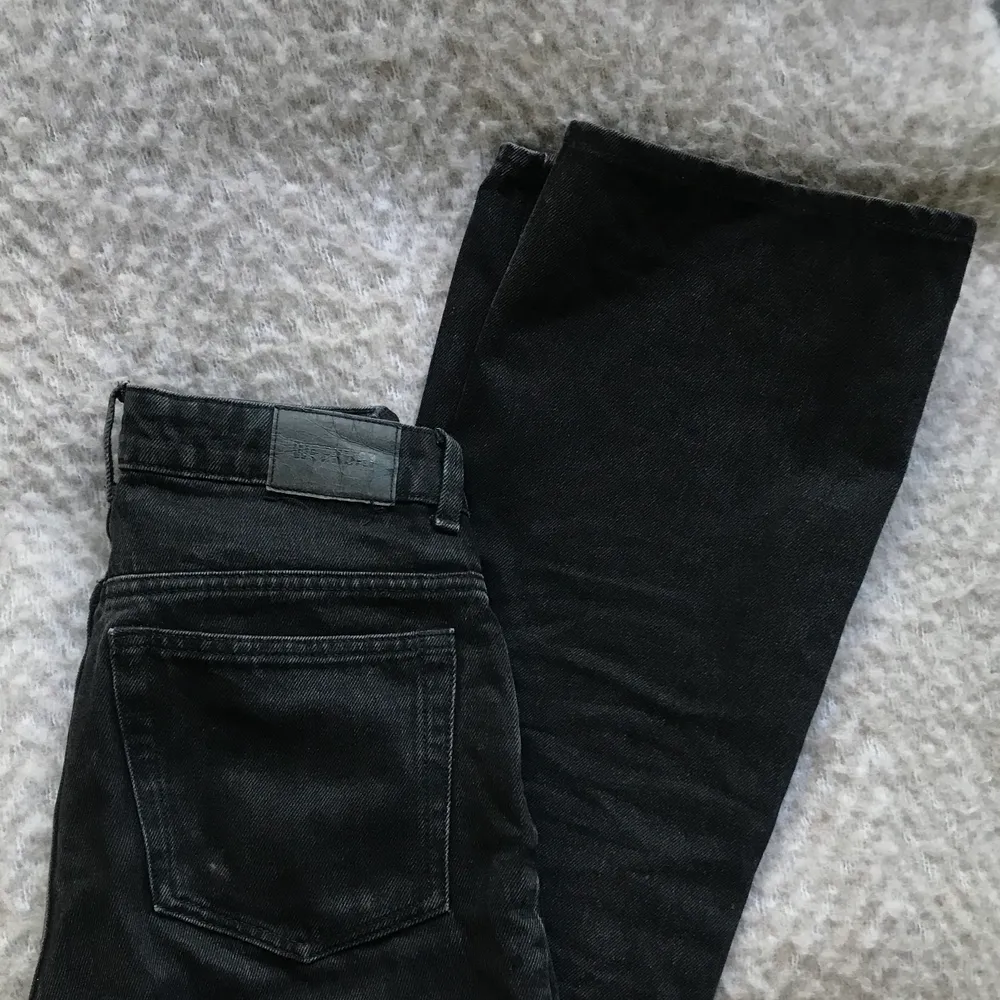 Dessa snygga svarta jeans passar dessvärre inte mig, vill därför sälja dem vidare! Köpta på weekday för 500kr, de är i jätte bra skick. Byxorna är raka och har lite bootcut/wideleg❤️ frakt ingår inte💕✨ jag är 170cm och de passar i längden.. Jeans & Byxor.