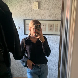 Blusskjorta  - En blus i form av en skjorta. Tjockt varmt material med dold knapp knäppning. Storlek 32 från NAKD. Knappt använd mycket bra skick 
