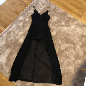 Klänning  - Svart klänning med shorts underdel som sitter ihop med själva klänningen. Använd en gång. Köparen står för frakt . Jag är 168 o längden är perfekt :) <3