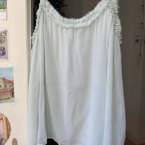 Linne - Ljust mintgrönt linne från Gina Tricot i skir, krinklad chiffong med superfina detalj vid kragen och spagettiband. God kvalitet. Skriv för fler bilder. Möts upp i Falun eller skickar om du betalar frakten✌🏻