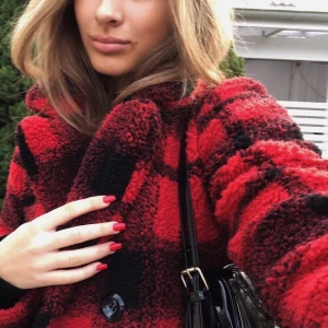 Rutig fluffjacka - Intressekoll!! Mysig höstjacka i mycket fint skick, 300kr, köpt på Nelly.com