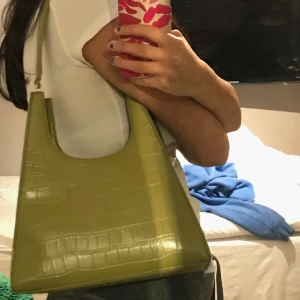 Jättesnygg väska  - En grön väska som knappt är använd, Dvs typ helt i nyskick. Budgivning i kommentarerna ❤️