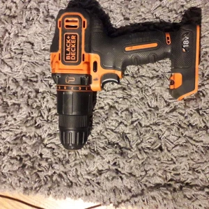 Black n decker slag/skruvdragare  - Säljer min Black n decker slag/skruvdragarre med 3 batteri 18 V 1,5 Ah o en laddare, den är sparsamt körd så kolen är knappt slitna.                                        