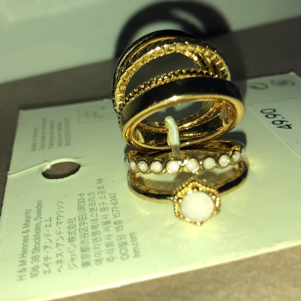 Säljer helt nya ringar i guld o lila de är tyvär för små köpte de på h&m . Övrigt.